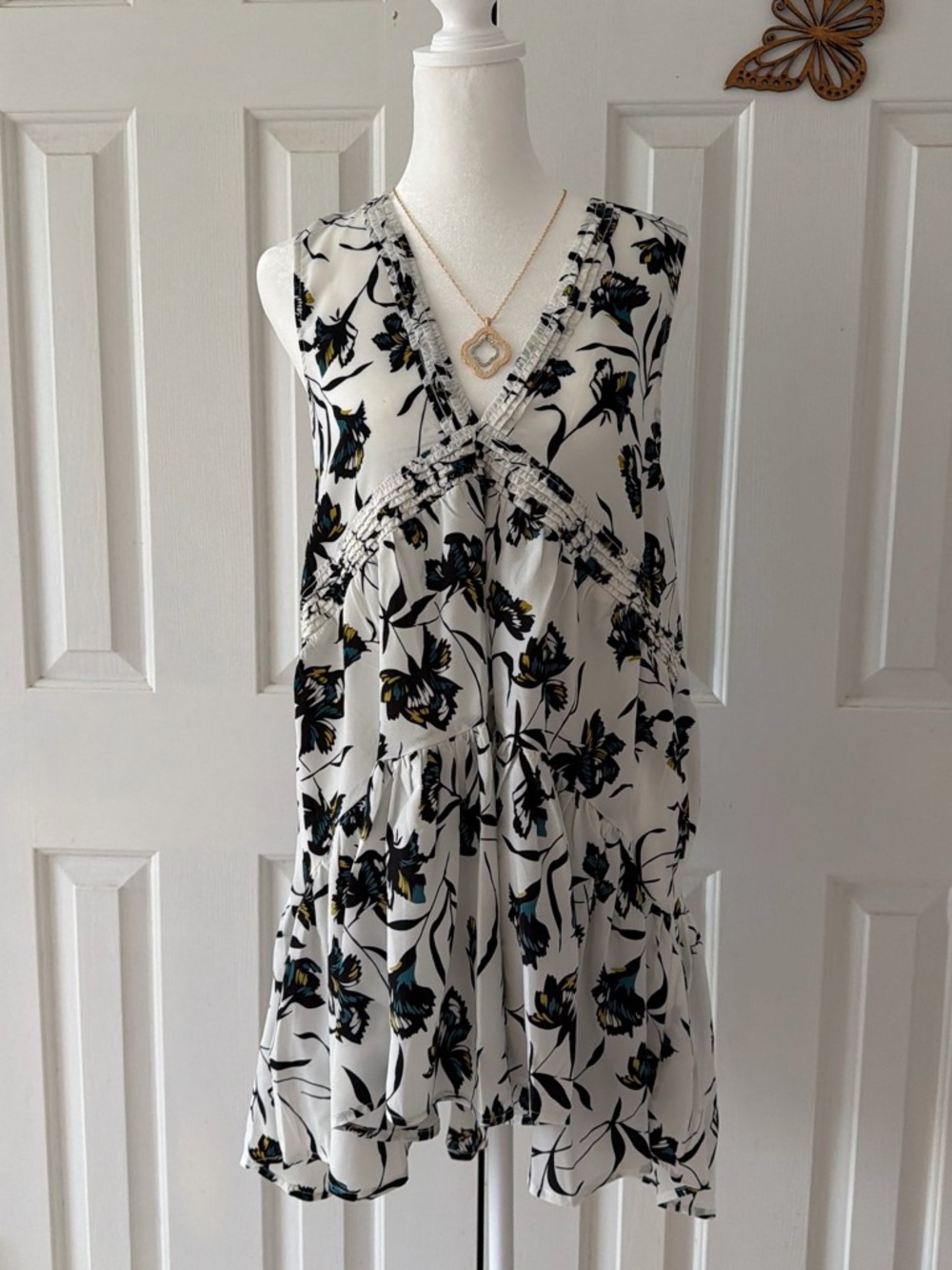 Floral V-Neck Sleeveless Dress in White and Black